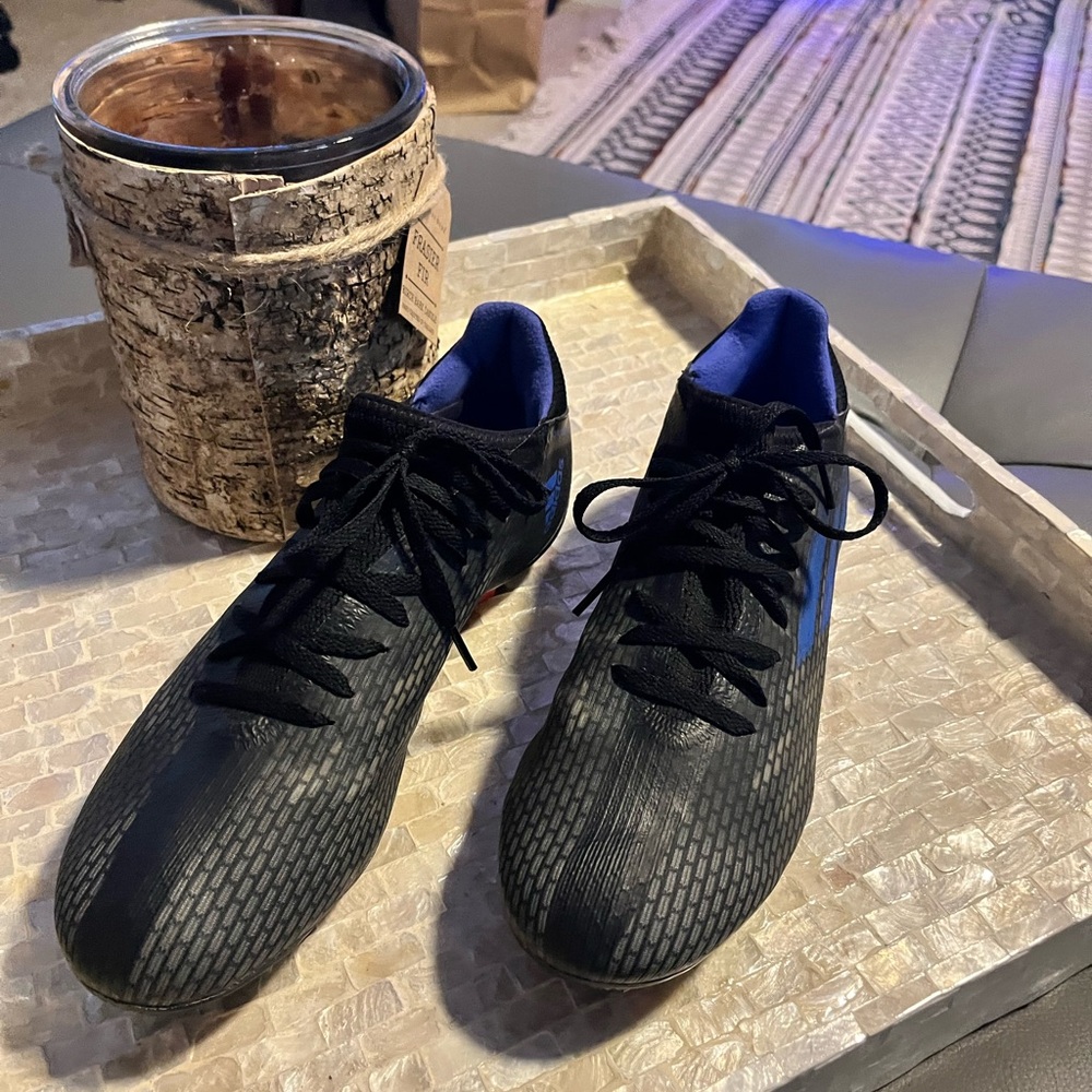 Men’s adidas soccer cleats, gently used 10.5 no smells.